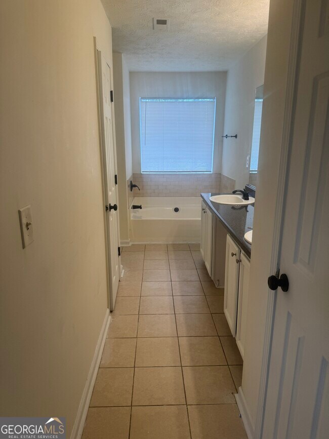 Building Photo - 5842 Wellborn Oaks Ct