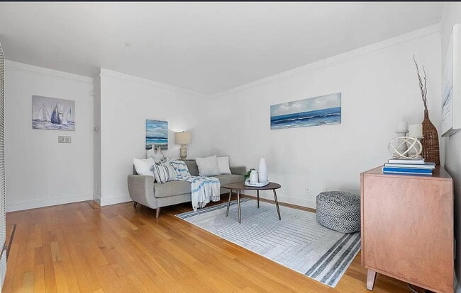 Building Photo - 1-bedroom, 1-bathroom apartment just moments from the breathtaking shores of Ocean Beach.