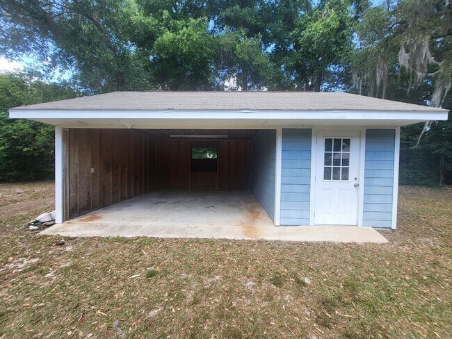 Building Photo - Little Lake Weir Waterfront FENCED 3BR/2BA on 6 Acres with Horse Barn, Private Boat Ramp & Dock