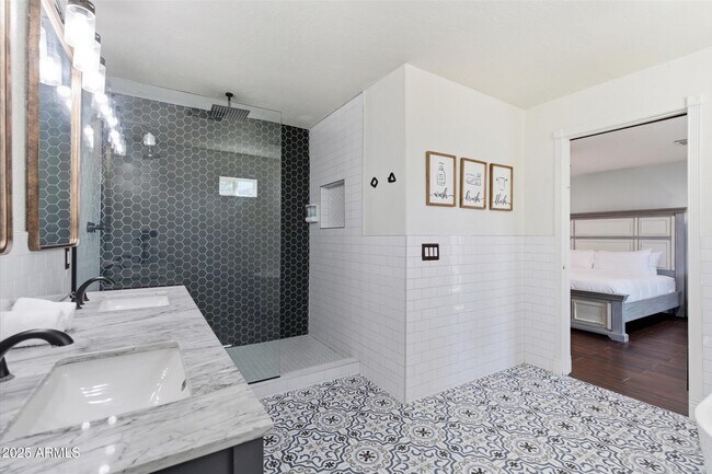 Building Photo - 2530 N 68th Pl