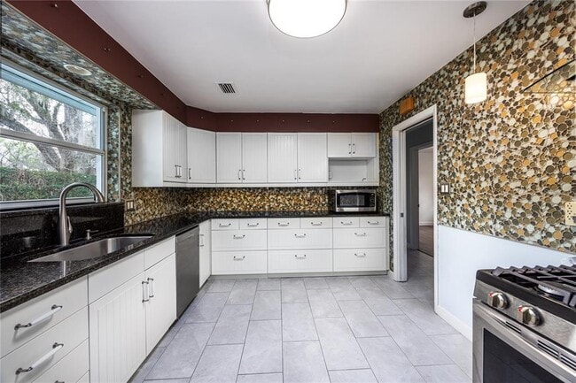 Building Photo - 1421 NW 30th St