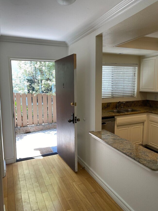Building Photo - Spacious and Renovated Santa Monica Townhouse - Walker's Paradise 12th and Wilshire!