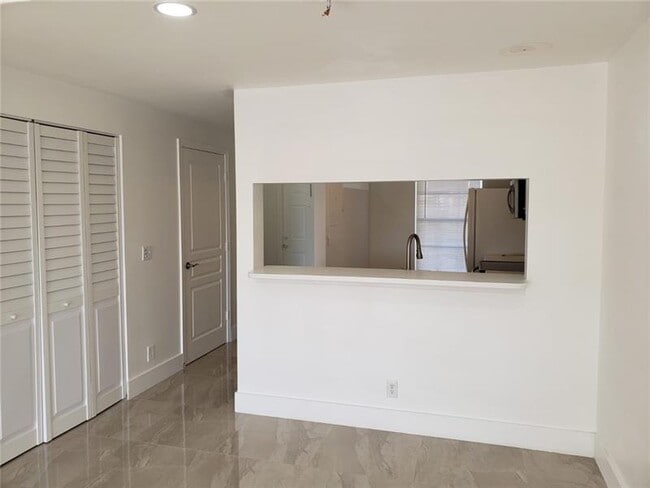 Building Photo - 4963 SW 31st Ave
