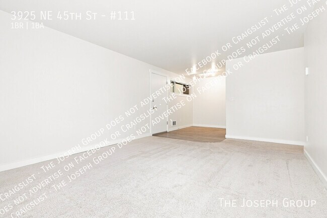 Building Photo - 3925 NE 45th St