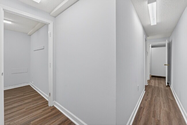 Building Photo - "Charming 1-Bedroom Haven in a Great Savannah Location!"