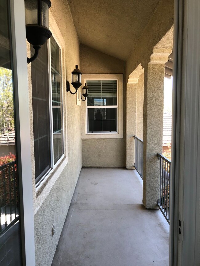 Building Photo - Spacious Folsom Parkway Home Near Park wit...