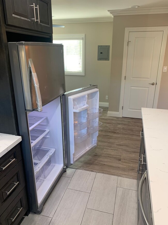 Building Photo - Fully Updated Spacious Studio Above Garages in Pasadena!