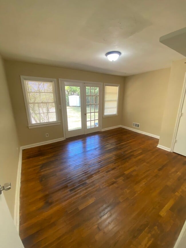 Building Photo - **ON HOLD**3 Bedroom / 1 Bathroom Home in ...