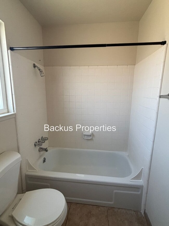 Building Photo - Great home in North Salinas -Three bedrooms