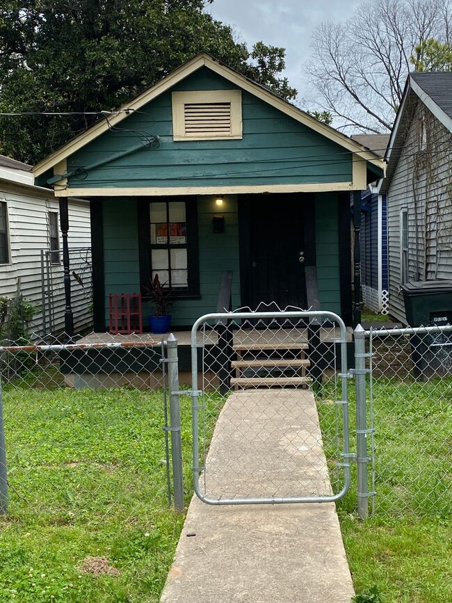 1/2 off 1st Month's Rent With Approved A... - 1/2 off 1st Month's Rent   With Approved A...