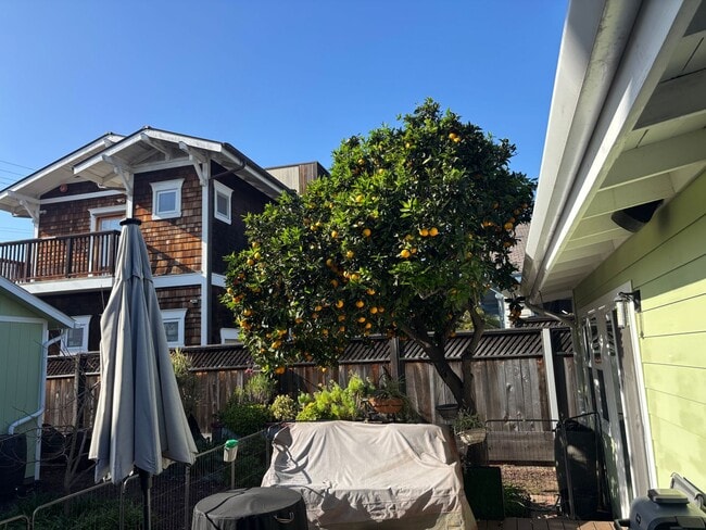 Building Photo - 2 Bed/2 Bath Oceanside Charmer!