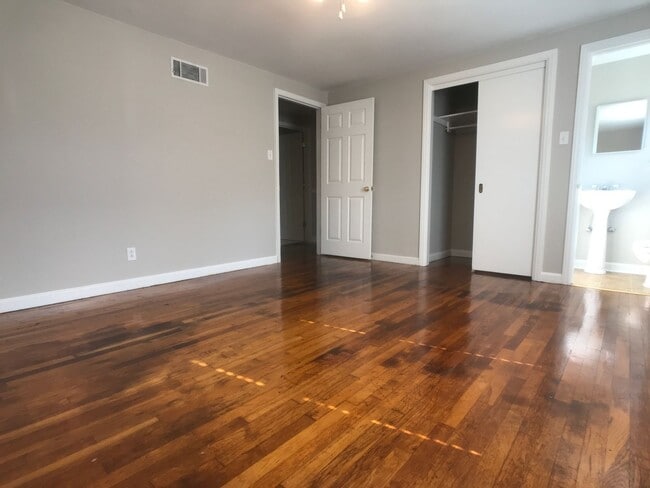 Building Photo - Spacious 3 Bed 1.5 Bath Home Near Hunter & Armstrong – No Deposit Special!