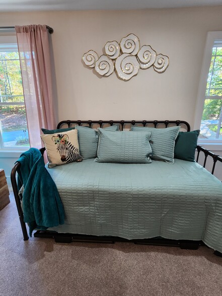 Trundle day bed for additional guests - 463 Lake Wylie Rd