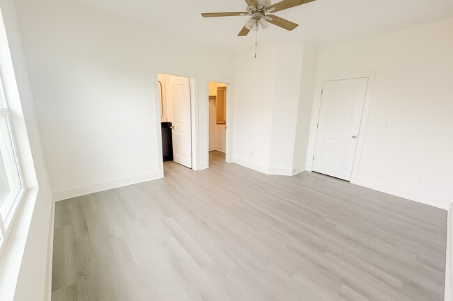 Building Photo - 5204/06 S Chase Cir