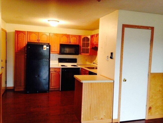 Building Photo - 816 County St