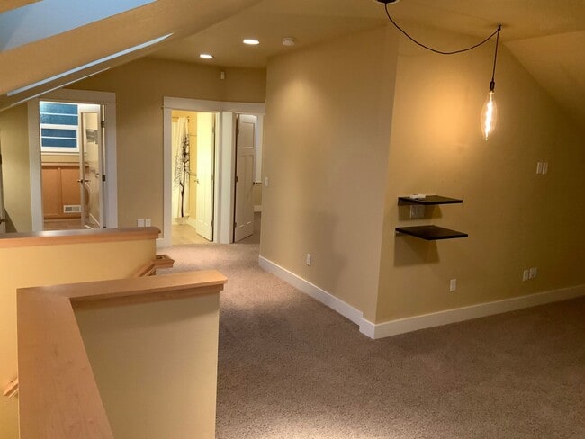 Building Photo - A Must See! 4 Bedroom House in North Eugene