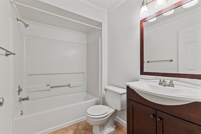 Building Photo - Top Floor Condo with Fireplace and Open Floorplan! Assigned Parking!