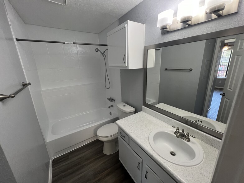 552 sq ft Bathroom - Raintree Apartments