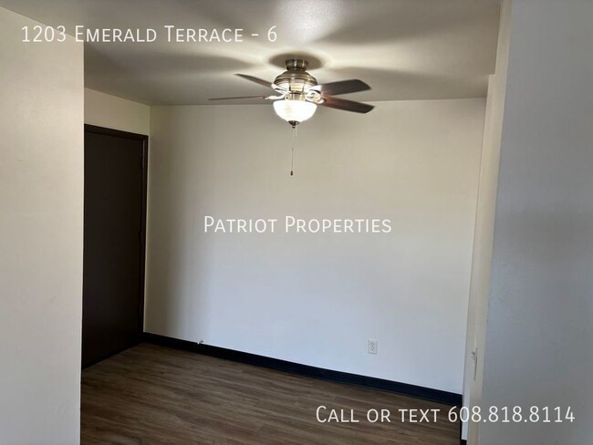 Building Photo - 1 bedroom/ 1 bath apartment in Sun Prairie...