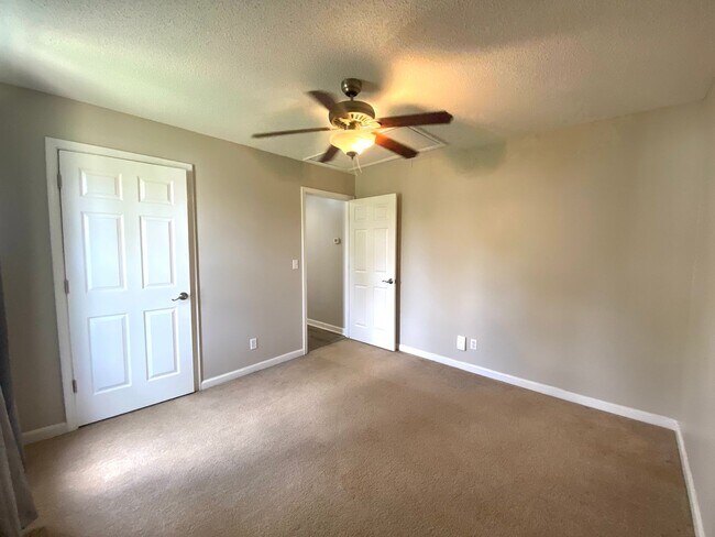 Building Photo - 2719 Knob Ct