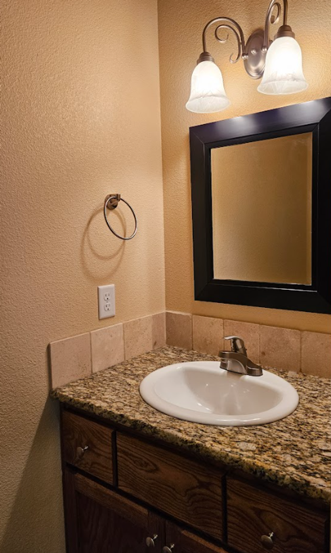 Building Photo - Centrally located 3bed/2.5bath townhome w/...