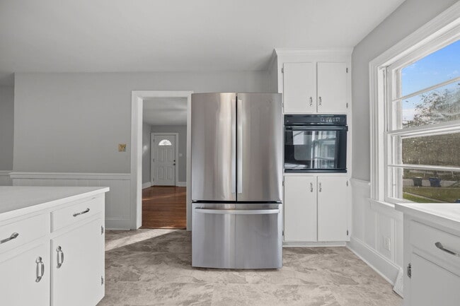 Building Photo - 2405 Jefferson Dr