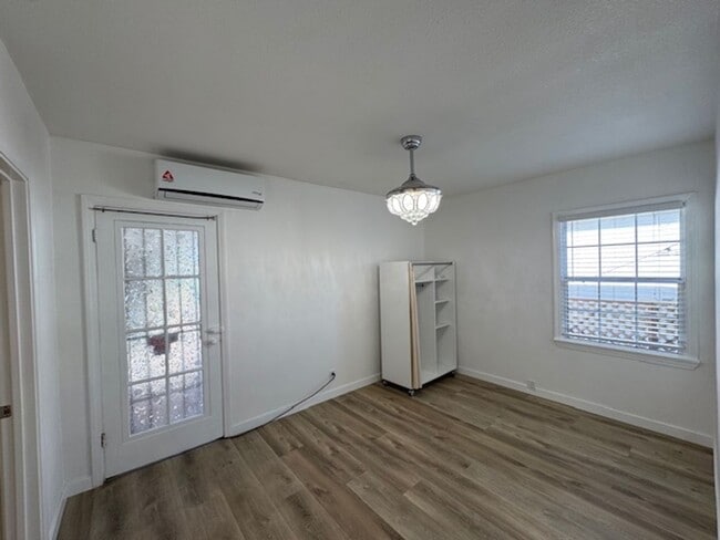 Building Photo - Beautiful 3 bedroom 2 bath HOME... no expenses spared!  Washer/Dryer... A/C Splitters... on a sle...