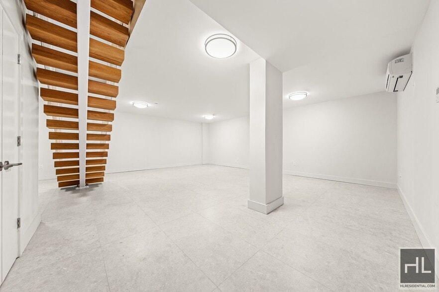 Building Photo - BRUCKNER BOULEVARD