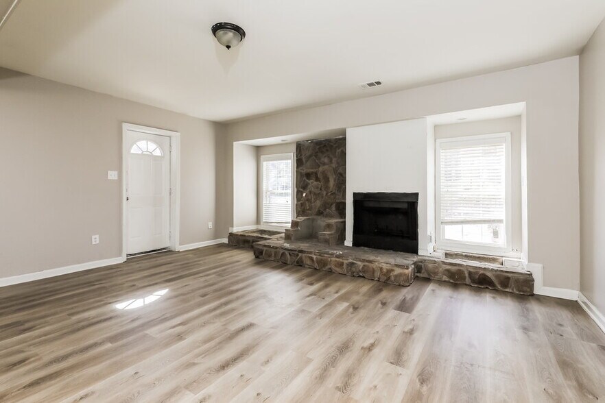 Building Photo - 6396 Thornhedge Dr