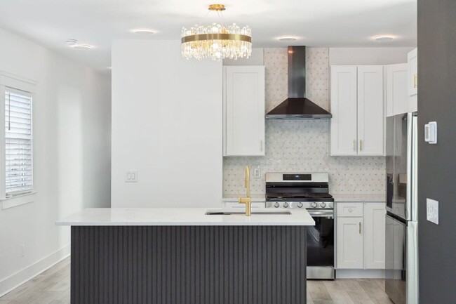 Building Photo - Tastefully Renovated Downtown Charleston Home