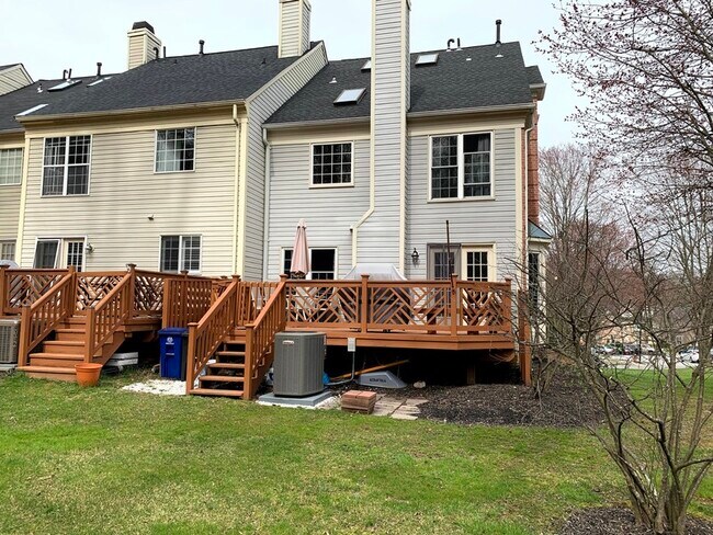 Building Photo - 700 Leister Dr