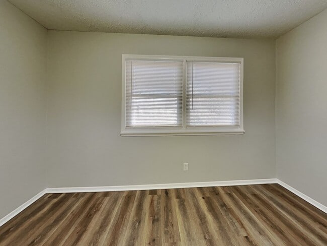 Building Photo - Updated 3-Bed Home with Granite Kitchen Near Shopping & Highways – Independence, MO