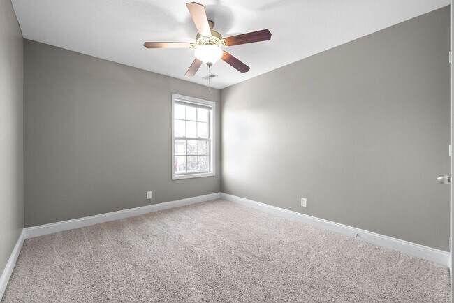 Building Photo - Three Bedroom with Bonus in Franklin Meadows!