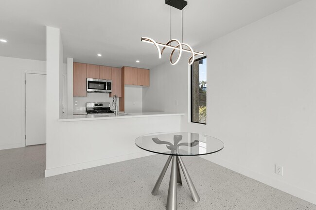Building Photo - 1400 E Palm Canyon Dr