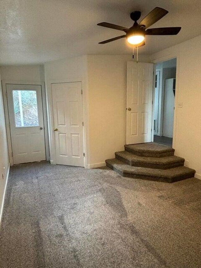 Building Photo - 2 Bed Home For Rent