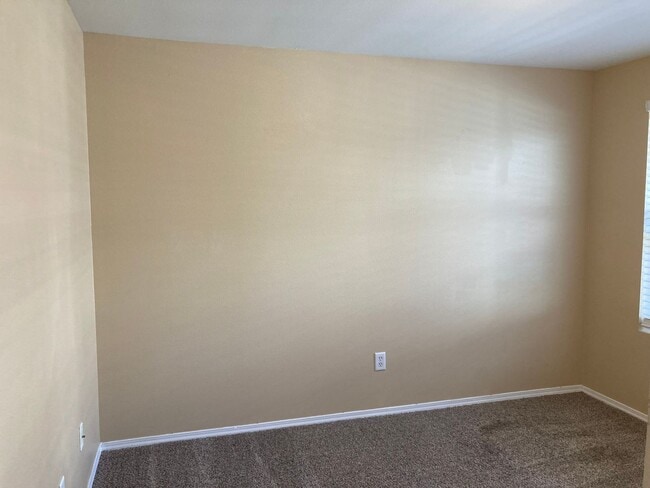 Building Photo - (HAI) Cozy 2-Bedroom, 1-Bathroom Home!