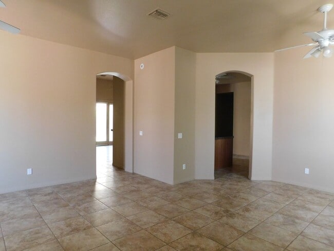 Building Photo - BIG, BEAUTIFUL 3  BED+LARGE BONUS ROOM  2.5 BATH HIGH UP IN DHS