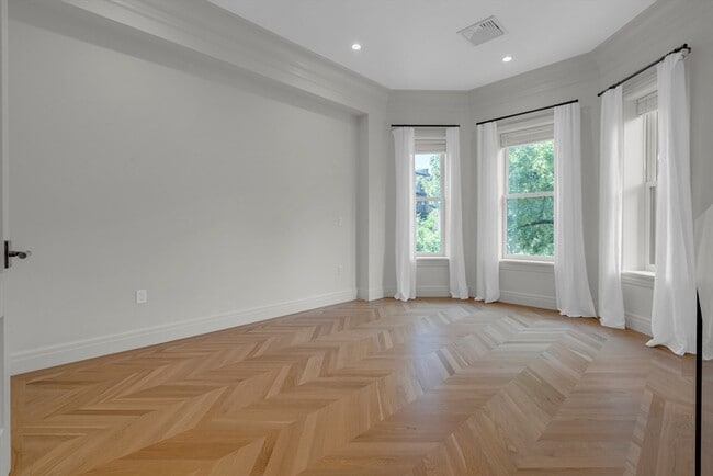 Building Photo - 352 Marlborough St