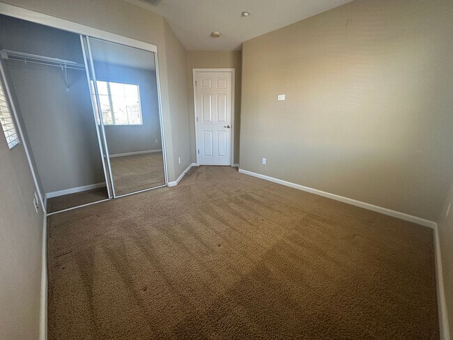 Building Photo - Gorgeous 3 Bed, 2 Bath in Gated Community in Brentwood