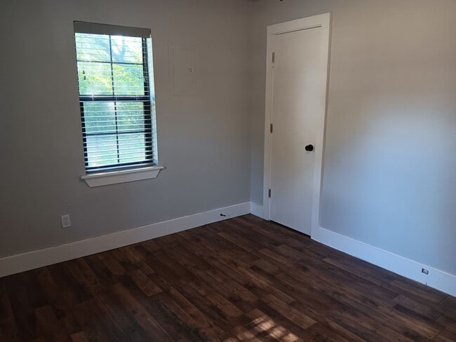 Building Photo - Remodeled & Cozy