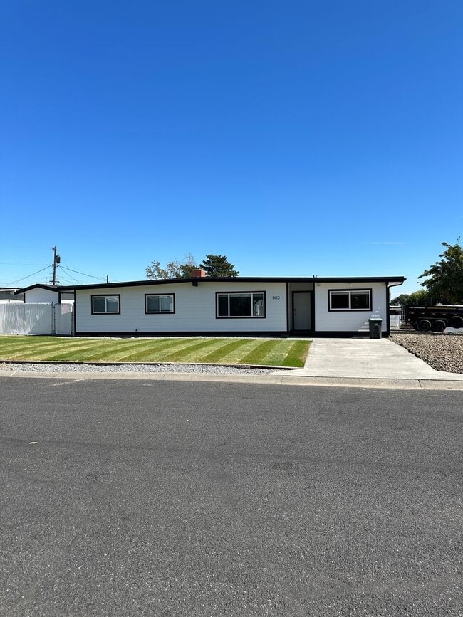 Building Photo - 803 N Vista Dr