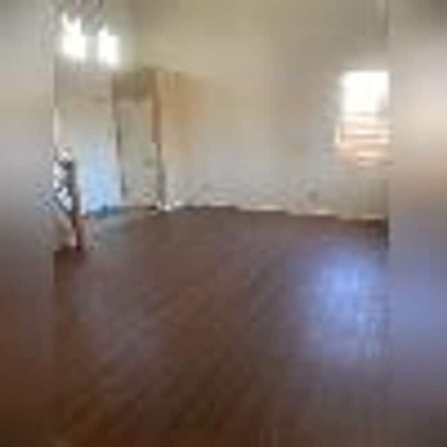 Building Photo - 4 Bedroom, 2 1/2 Bath Available Now!