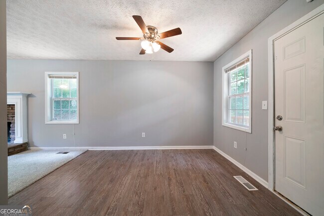 Building Photo - 347 Farm Brook Ln