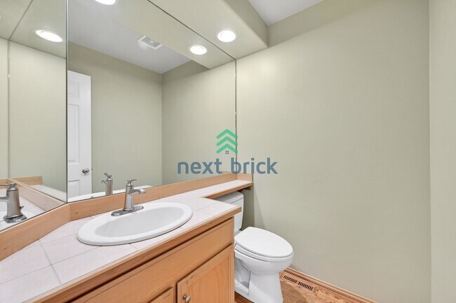 Building Photo - 4 BED & 2.5 BATH FOR RENT