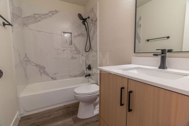Building Photo - 8720 Fox Creek Dr