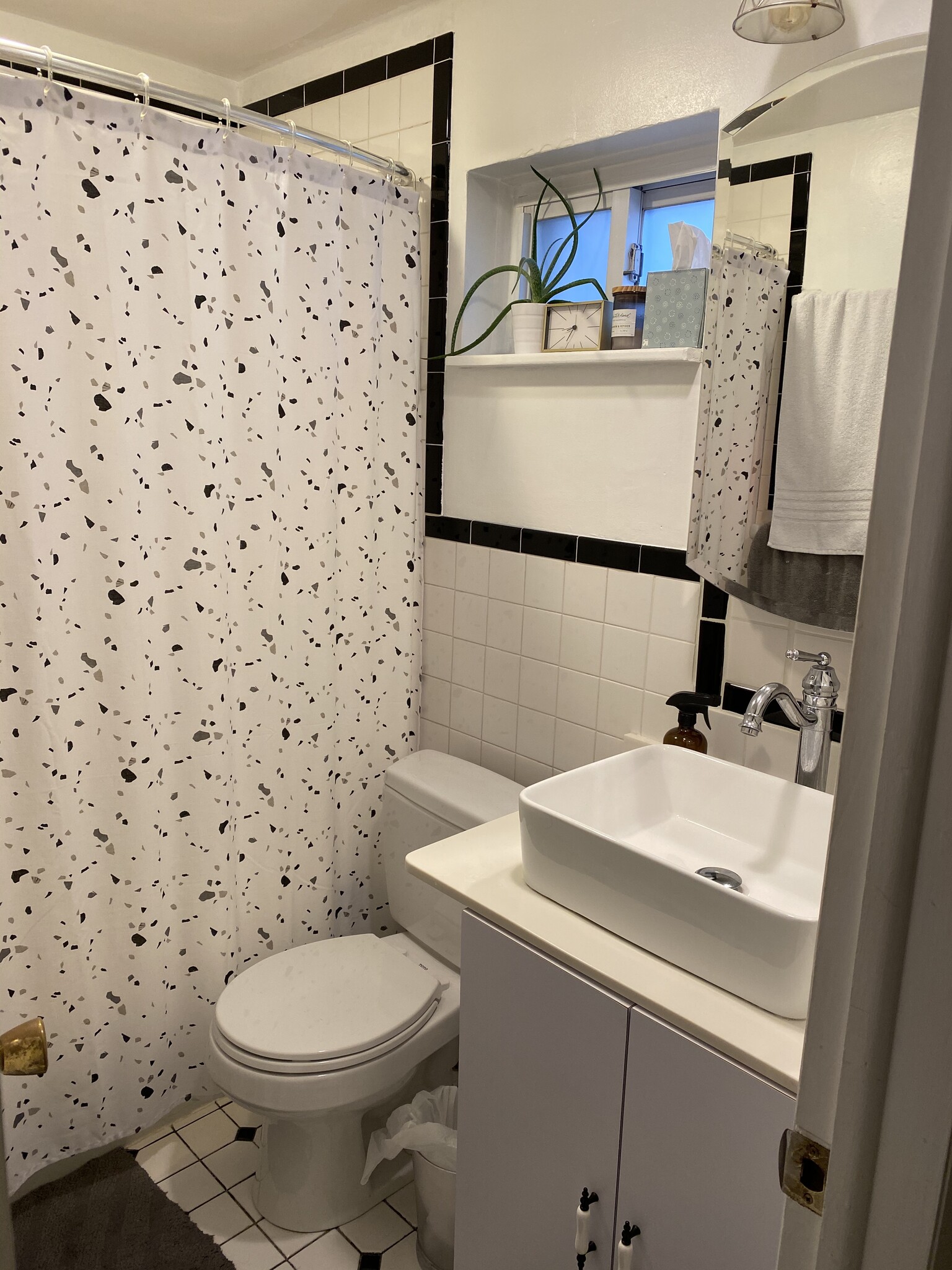 Bathroom (Upstairs, between the two bedrooms) - 2201 Naudain St