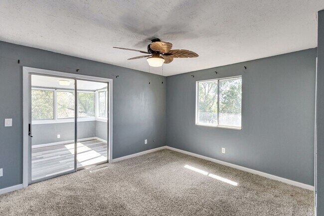 Building Photo - Spacious 5 Bed, 3 Bath with Sunroom