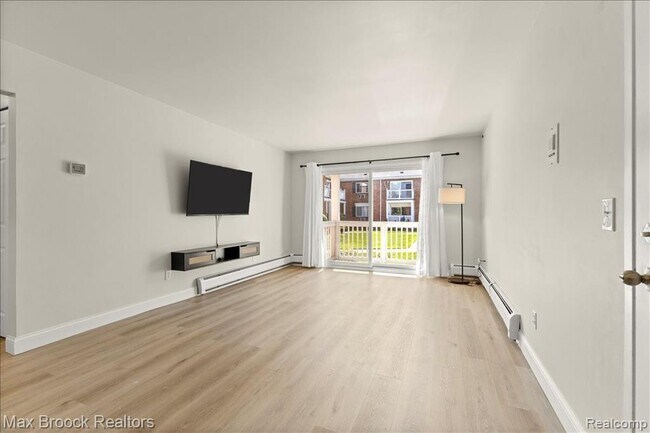 Building Photo - 2425 Torquay Ave