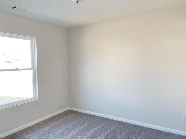 Building Photo - 142 Queens Cir