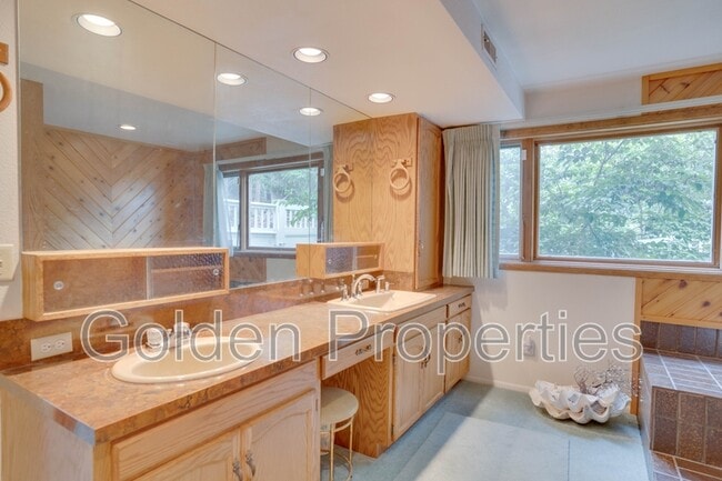 Building Photo - 1415 Crestline Dr